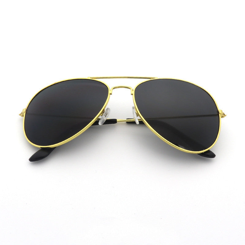 Unisex sunglasses with gold frame and dark black mirrored lenses, rounded style