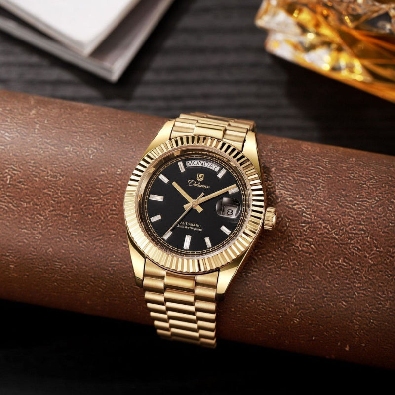 Gold-tone men’s automatic mechanical watch with black dial and date window on bracelet