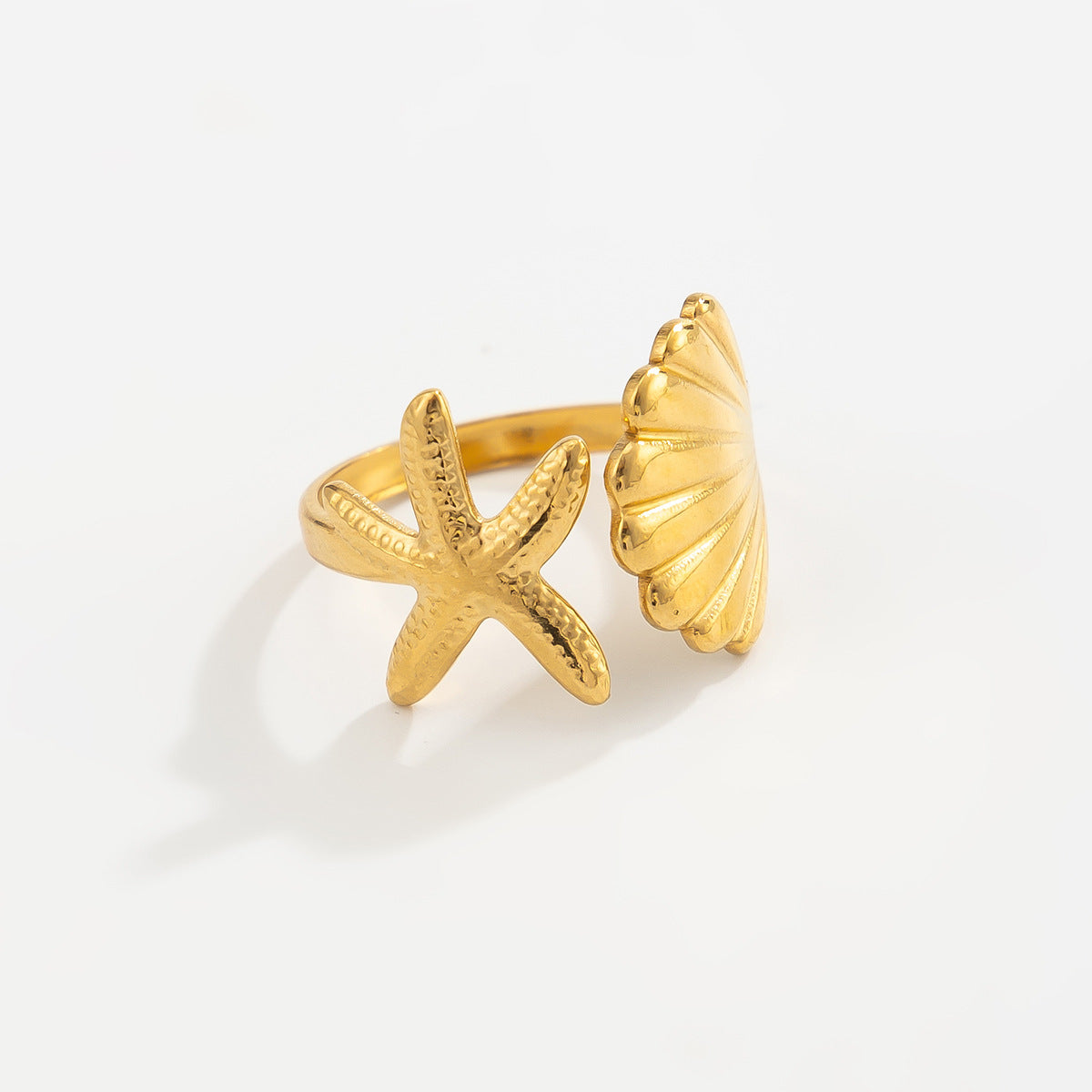 18K vacuum-plated gold starfish ring with wavy textured shell detail