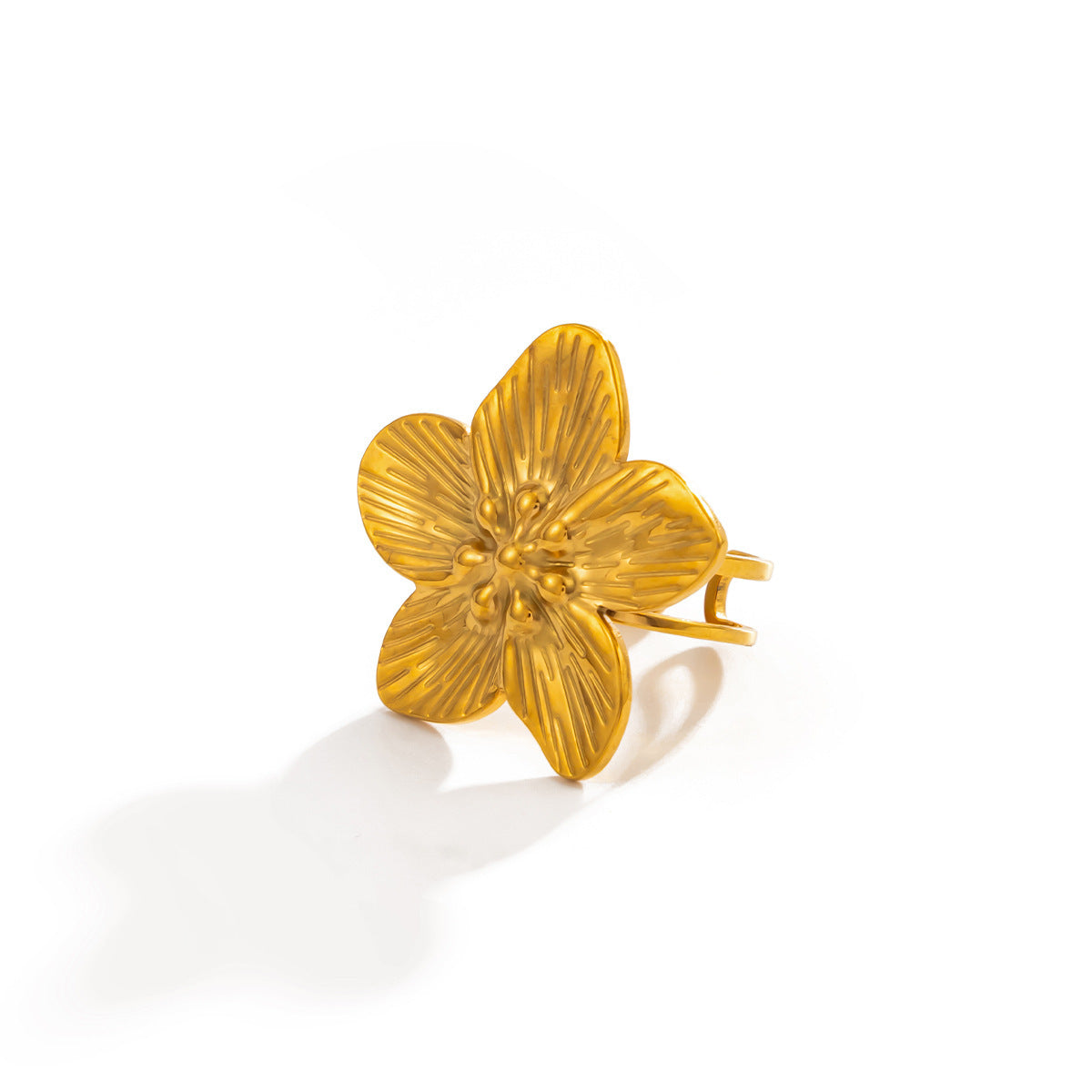 18K vacuum-plated gold flower ring with scalloped petals and curved band