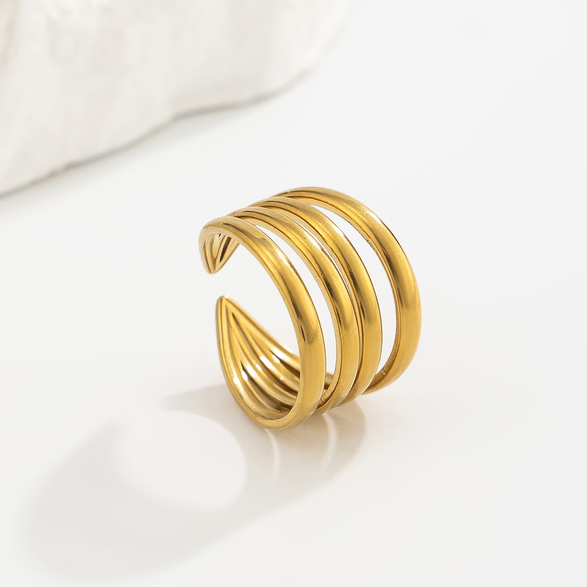 18K vacuum-plated gold triple-band ring with curved ridges