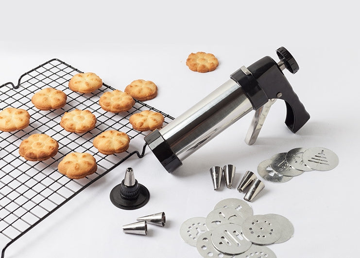 Biscuit press machine with metal nozzles and stamped cookie discs
