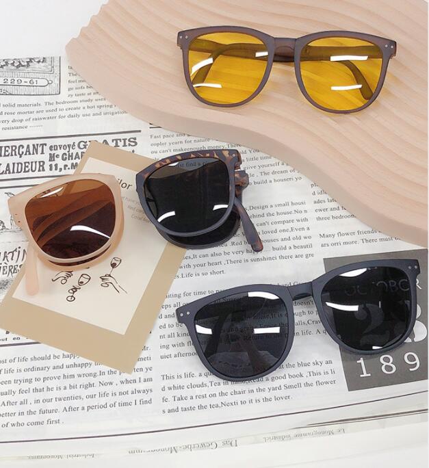 Assorted polarized folding sunglasses with amber and dark mirrored lenses