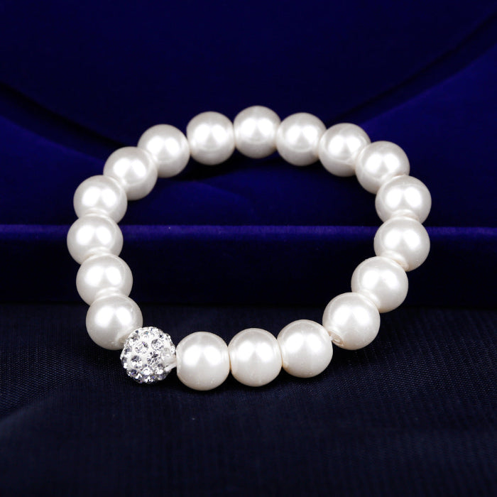 Pearl bracelet with round beads and a small crystal charm detail