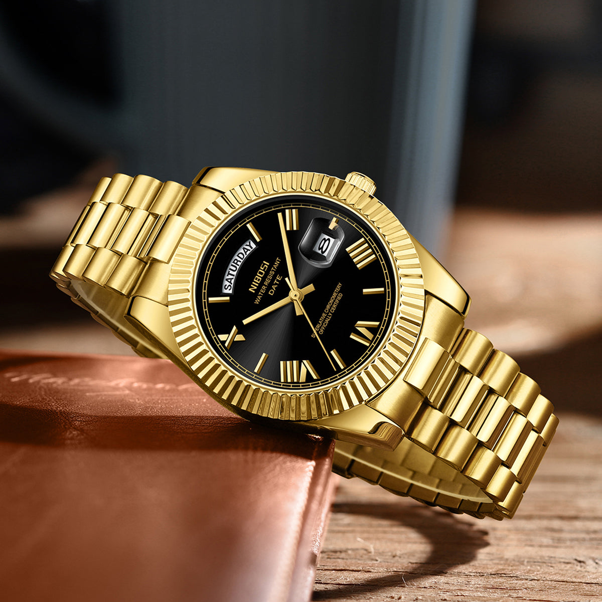 Men's quartz watch with gold steel bracelet, black dial and Roman numerals, date window