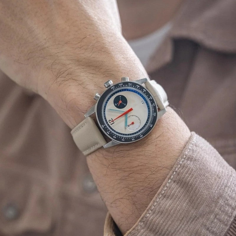 Men's quartz wristwatch with beige strap and round dark bezel, white dial