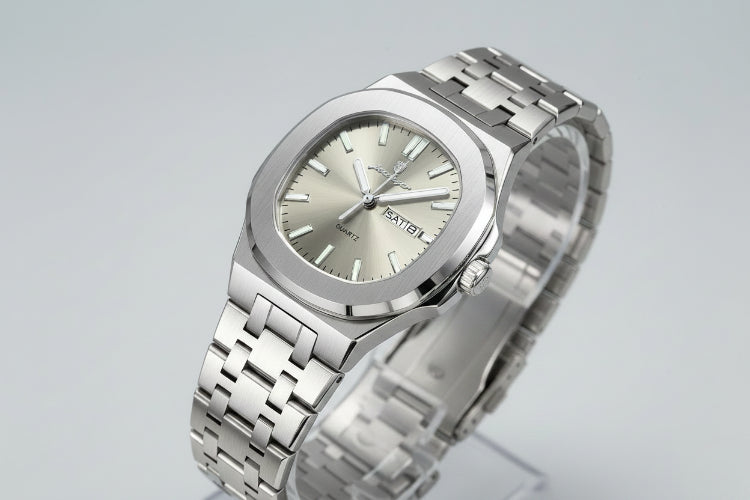 Stainless steel quartz business watch with light dial and metal link bracelet